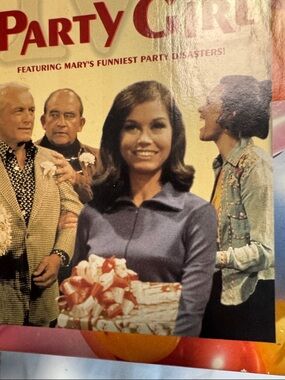 Mary Tyler Moore VHS lot (and Bob Newhart show) 12 videos in total